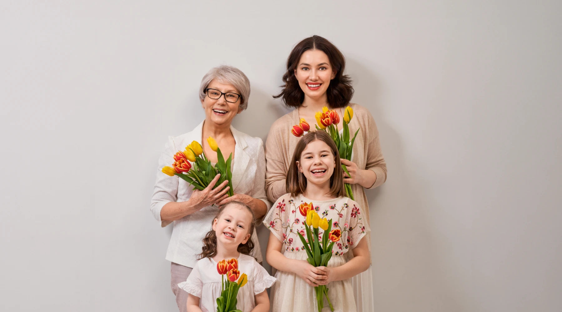 Überwachungskamera und Türklingel zum Frauentag