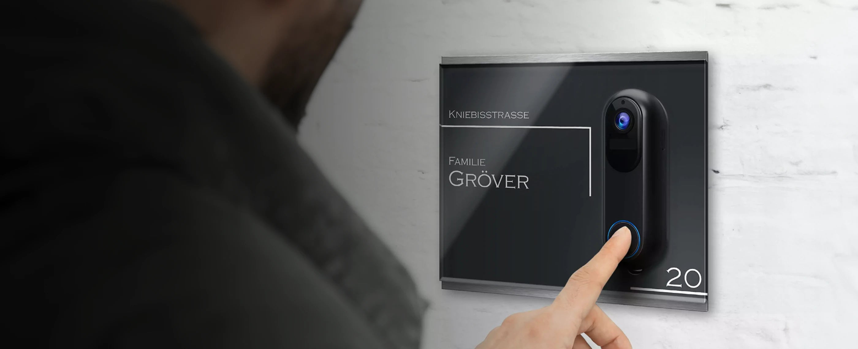 ProV1 kabellose Video Türklingel montiert auf einem Gravuru Türschild