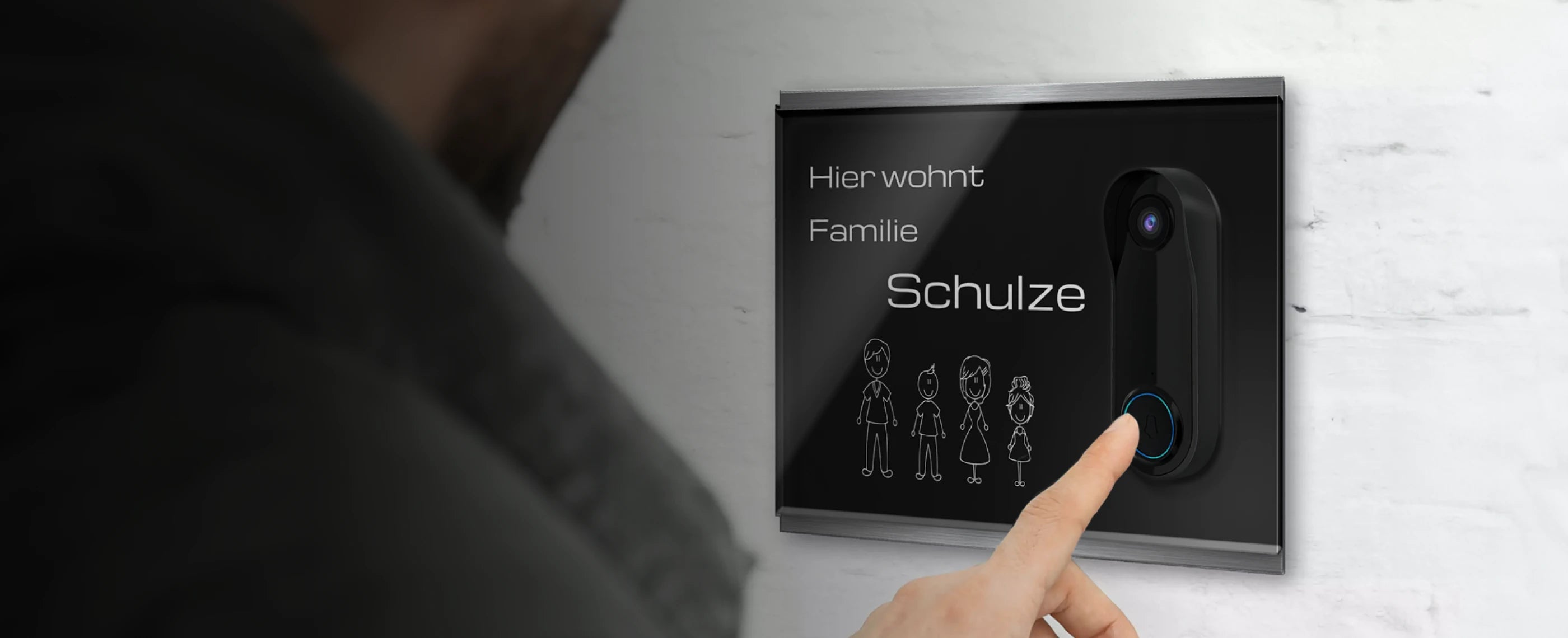 Cardea 2 Video Türklingel montiert auf einem Gravuru Türschild